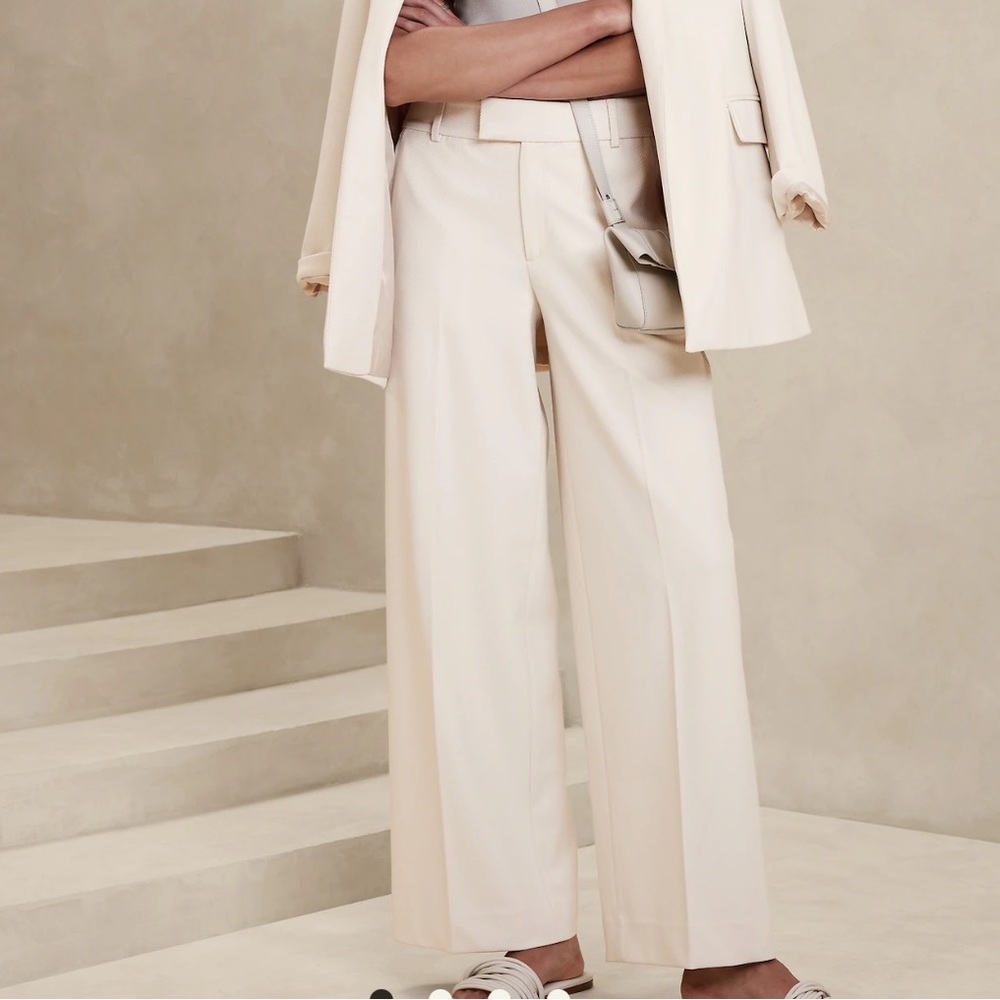 Women’s Banana Republic “Transition Cream” Twill Straight Trousers